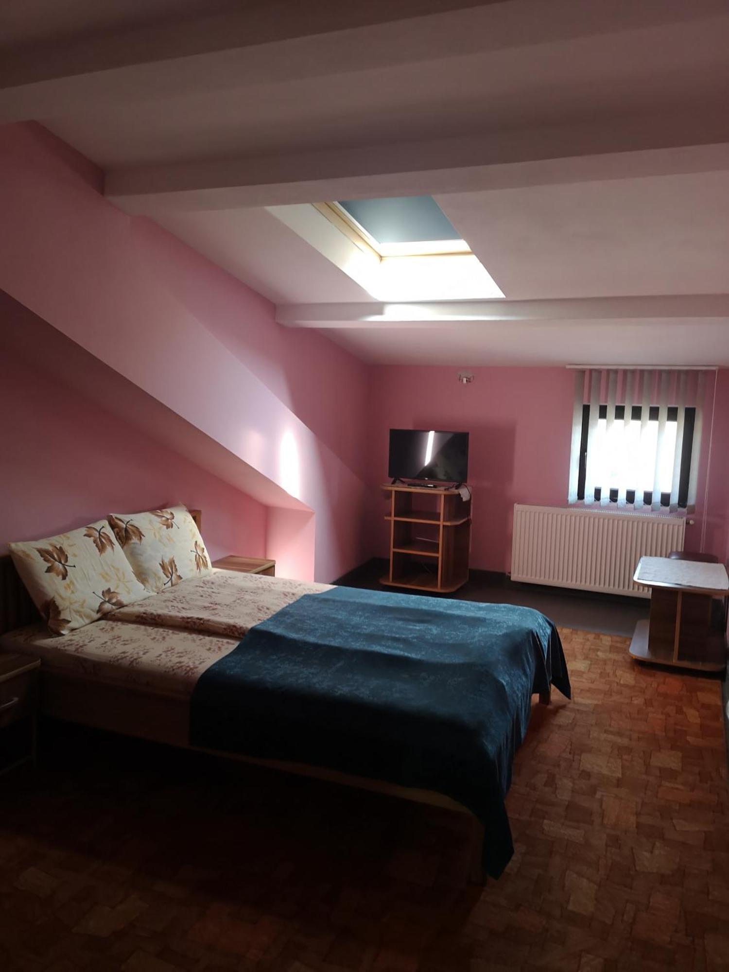 Pensiunea Mikelis International Hotel Curtea De Arges Exterior photo