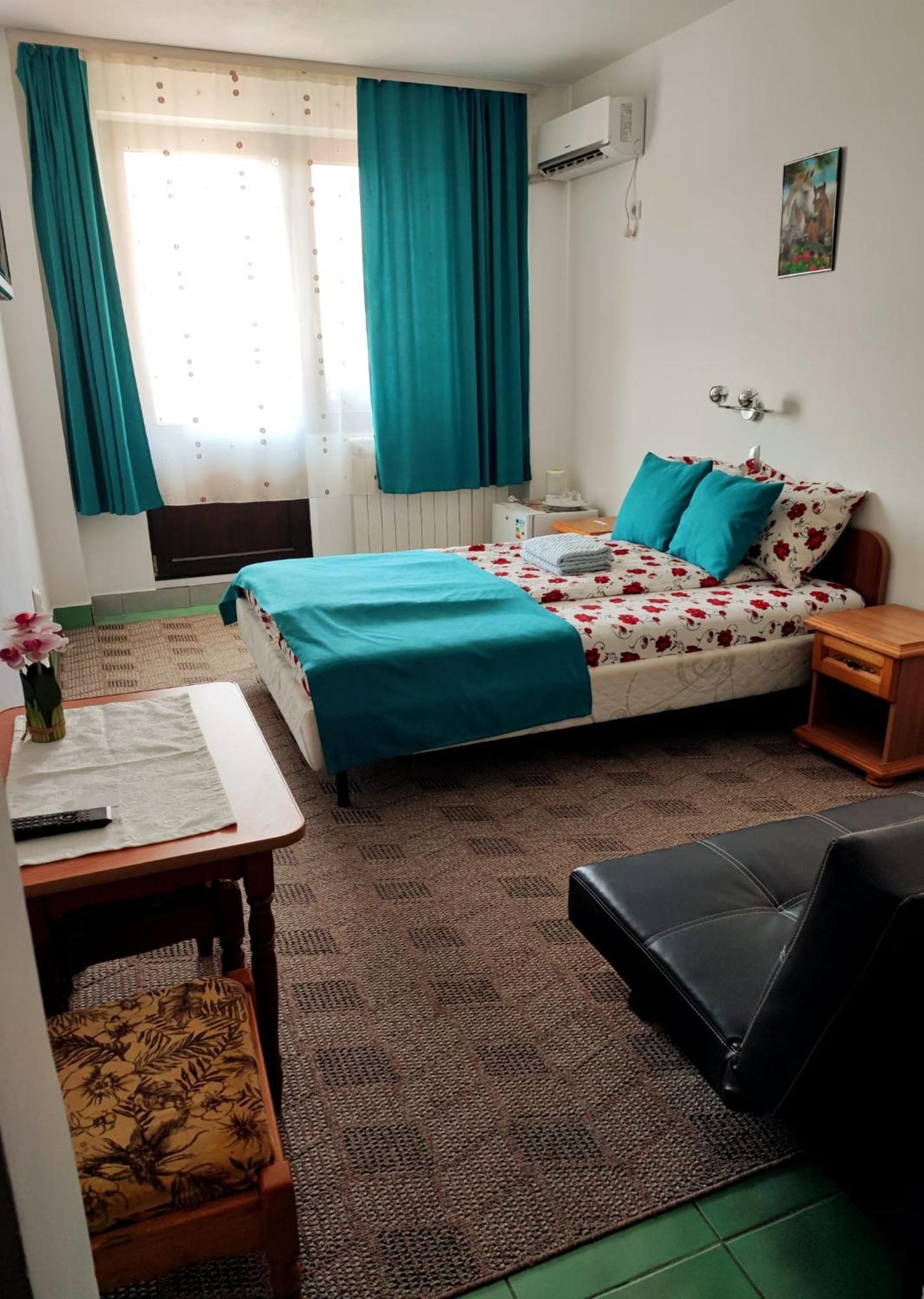 Pensiunea Mikelis International Hotel Curtea De Arges Exterior photo